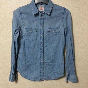 Levi’s blue jean button up shirt. Size is XS and is in great condition.
